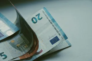 Τον Ιούνιο τα 150 ευρώ ανά τέκνο σε οικογένειες