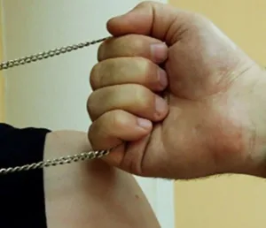 Τους αγκάλιαζαν και τους άρπαζαν αλυσίδες και μετρητά!! – Δύο συλλήψεις