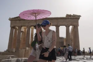 Ακραίο κύμα ζέστης σαρώνει την Ευρώπη: 18 νεκροί από τον «θερμικό θόλο» – Πότε έρχεται καύσωνας στην Ελλάδα